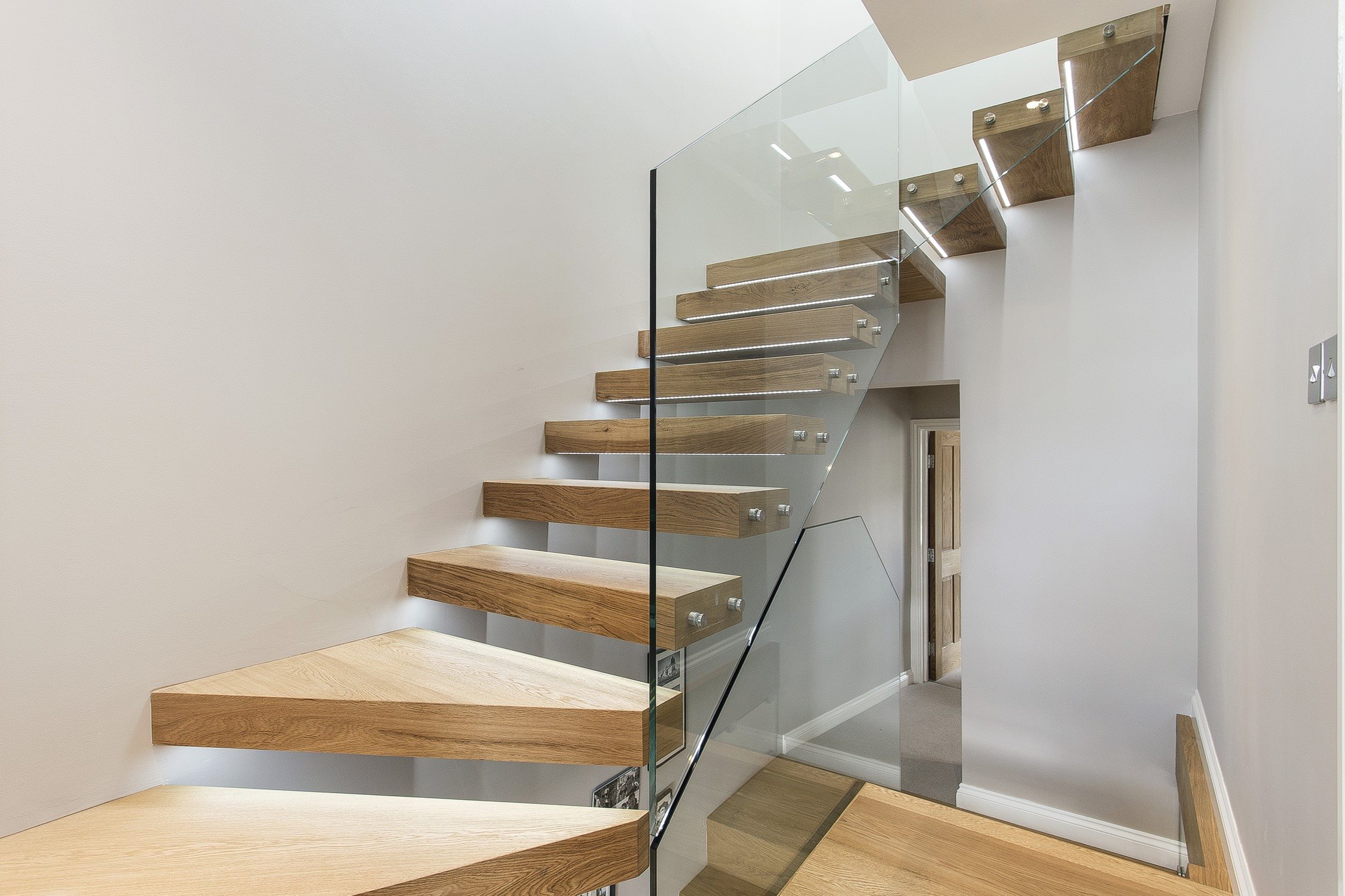 Commercial stairs floating tempered glass staircase hot sale modern style staircase light